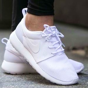 WHITE NIKE ROSHES WOMENS 7.5